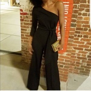 Stunning One-shoulder jumpsuit in white